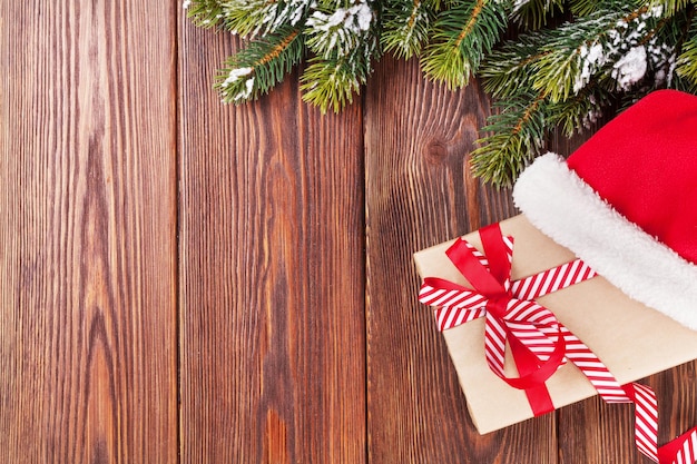 Weihnachtsbaumzweig und Weihnachtsmütze mit Geschenkbox