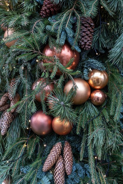 Weihnachtsbaumzweige mit Ballornamenten, Goldkugeln auf grünen Nadeln