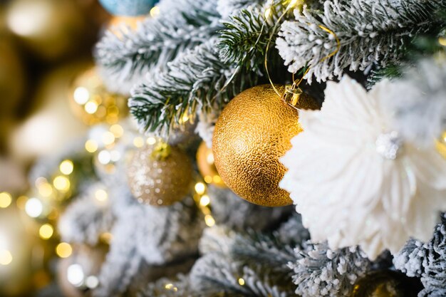 Weihnachtsbaumzwiebeln mit gelben Girlanden Weihnachtsbaum mit dekorativen Zwiebeln