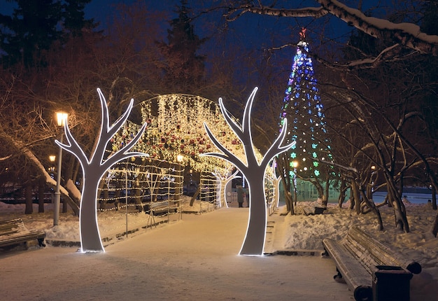 Weihnachtsbeleuchtung der Straßen von Novosibirsk