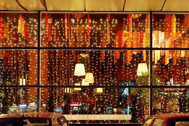 Weihnachtsbeleuchtung des Restaurantfensters