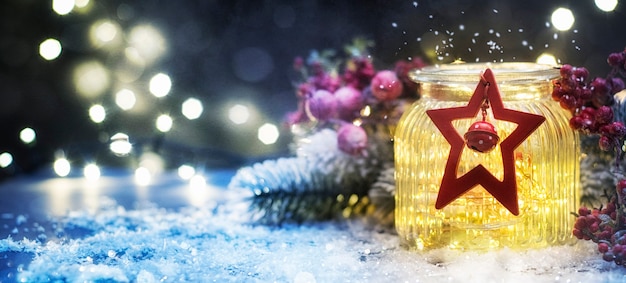 Foto weihnachtsbeleuchtung im glas, weihnachten und neujahr hintergrund, wintersaison.