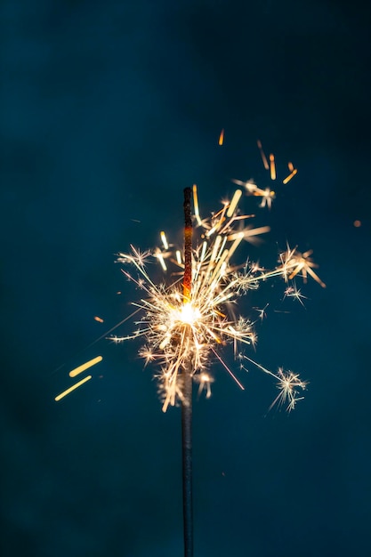 Weihnachtsbengalfeuer funkelt vor dem schwarzen Hintergrund.