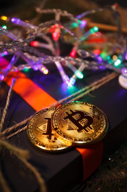 Weihnachtsbitcoin-Girlandengeschenke und Tannenzweige