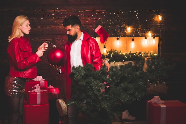 Weihnachtsbombe Kreativboom Einen verrückten Tag mit einem Freund haben Weihnachtspaar Sexy schöne Blondine w