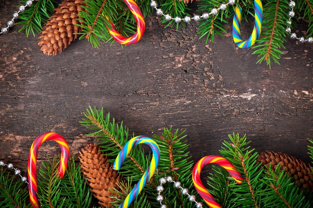 Weihnachtsbonbons auf einem Holztisch