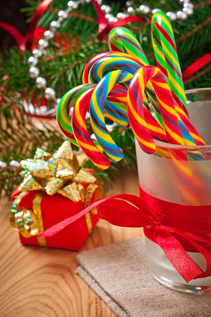 Foto weihnachtsbonbons auf einem holztisch