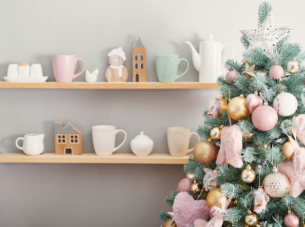 Weihnachtsbonbons auf hintergrund des weihnachtsbaumes. rosa geschmückte weihnachten. frohes neues jahr! traditionelles neujahrsdessert. speicherplatz kopieren.