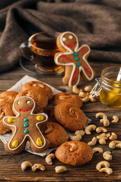 Weihnachtsbonbons, die Lebkuchenplätzchen auf Teller backen. Dekoriert für Weihnachten Lebkuchenplätzchen, Weihnachtsbeulen. Weihnachtsplätzchen-Lebkuchen auf Holztisch. Neujahrsessen.