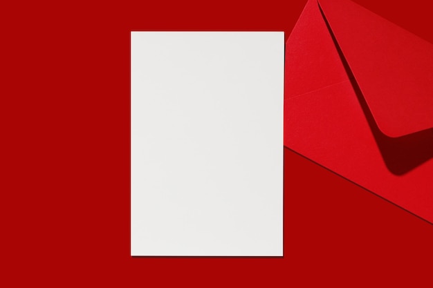 Weihnachtsbrief-Mockup Leere weiße leere Seite und roter Papierumschlag Postkarte Grüße