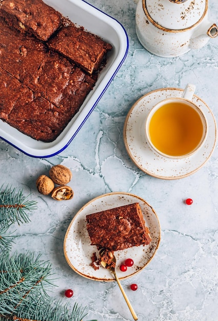 Weihnachtsbrownies mit Walnuss und Preiselbeere auf grauem Marmorhintergrund Süßes Winterurlaubsessen