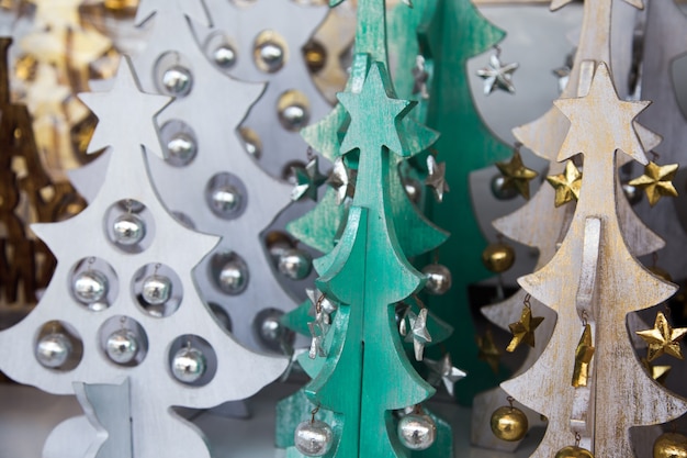 Weihnachtsbunte Holzbäume auf Straßenmarkt-Ökologie-Konzept