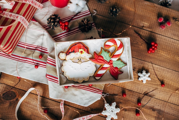 Weihnachtsbunte Lebkuchenplätzchen