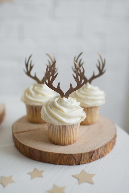 Weihnachtscupcake-Nahaufnahme verziert mit Hirschgeweihen