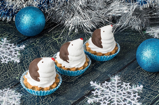 Weihnachtscupcakes in Form von lustigen Pinguinen