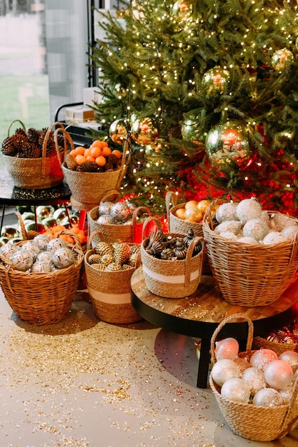 Weihnachtsdeko in Körben Mandarinenkegel und Dekoration für den Weihnachtsbaum