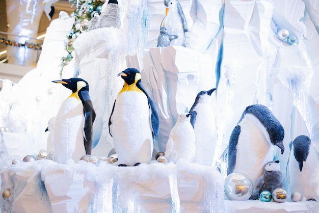 Weihnachtsdeko Zierpinguine auf einem künstlichen Eisberg aus Schnee und Eis