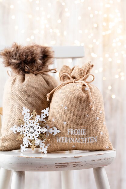 Weihnachtsdekor auf Bokeh-Hintergrund.