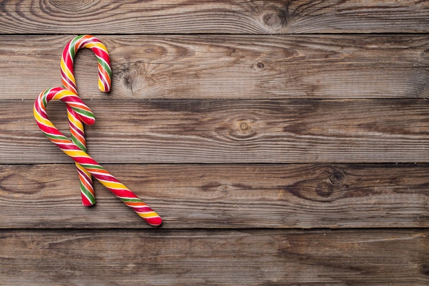 Foto weihnachtsdekor auf hölzernem hintergrund mit stock zwei.