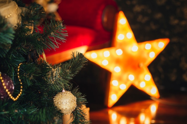 Weihnachtsdekor im Haus. Stimmung Anlass. Neujahr