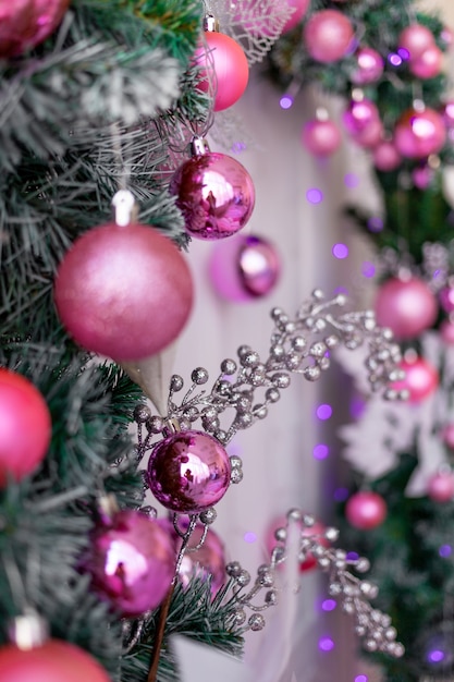 Weihnachtsdekor in Rosa, Weihnachtsbäume mit Luftballons und Girlanden