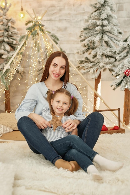 Weihnachtsdekor Vintage Weihnachtsbaum und Geschenke Gemütlicher Wintermorgen