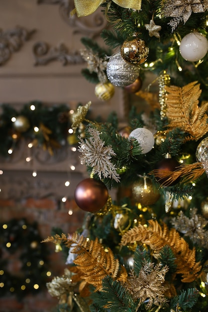 Foto weihnachtsdekor vor dem hintergrund eines dunklen innenraums