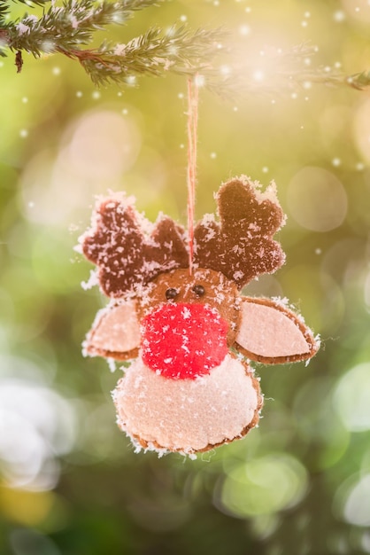 Weihnachtsdekoration am Baum mit Schnee im Winter