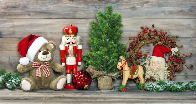 Weihnachtsdekoration. Antikes Spielzeug Teddy Bear und Nussknacker