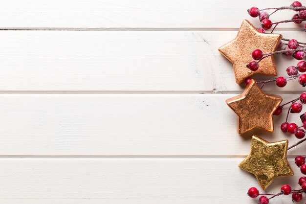 Weihnachtsdekoration auf dem hölzernen weißen Hintergrund.