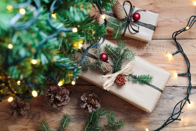 Weihnachtsdekoration auf dem Tisch