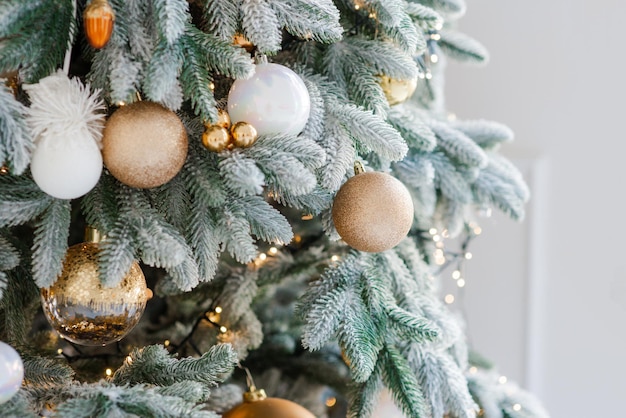 Weihnachtsdekoration auf einem abstrakten Hintergrund Festlich geschmückter Weihnachtsbaum Frohes Neues Jahr Weicher selektiver Fokuskopierraum