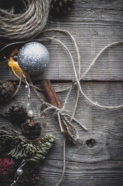 Weihnachtsdekoration auf hölzernem Hintergrund