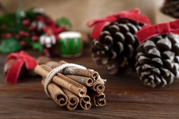 Foto weihnachtsdekoration auf holz und stoff sack