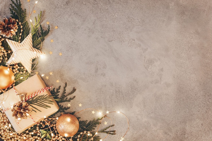 Foto weihnachtsdekoration auf holztisch. draufsicht