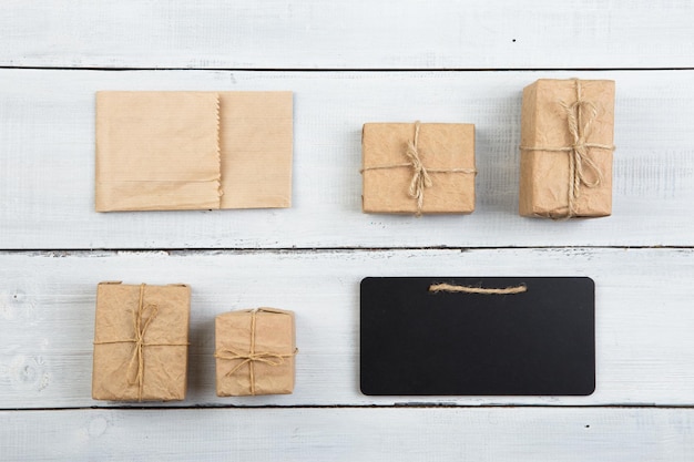 Weihnachtsdekoration auf Holztisch-Geschenkboxen und Mini-Tafel mit Kopierplatz für Text