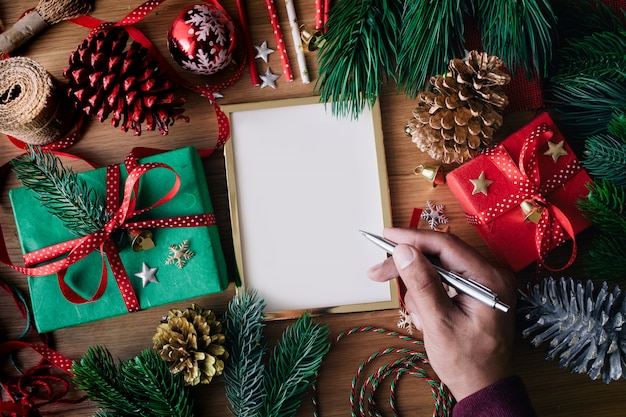 Weihnachtsdekoration auf Holztisch