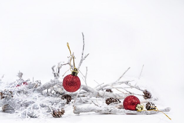 Weihnachtsdekoration auf Weiß.