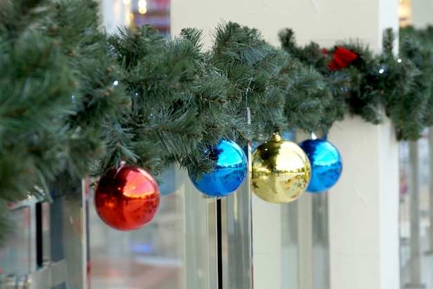 Weihnachtsdekoration aus Kugeln, Bögen und Zweigen eines Tannenbaums
