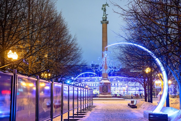 Weihnachtsdekoration der Straßen Der Schneesturm