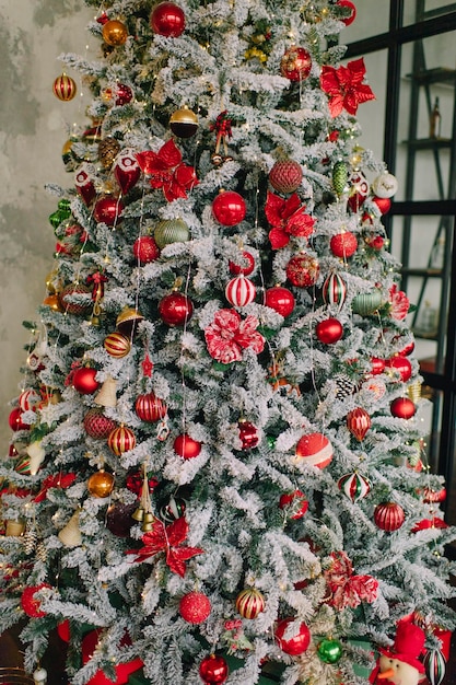 Weihnachtsdekoration des Weihnachtsbaums mit roten Kugeln