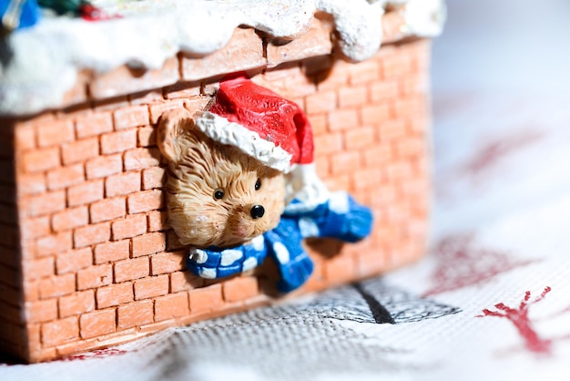 Weihnachtsdekoration für verschneite Winteratmosphäre im Haus auf dem Tisch.