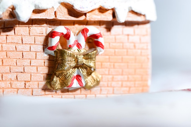 Weihnachtsdekoration für verschneite Winteratmosphäre im Haus auf dem Tisch.