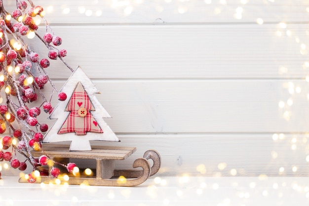 Weihnachtsdekoration gegen Holzoberfläche