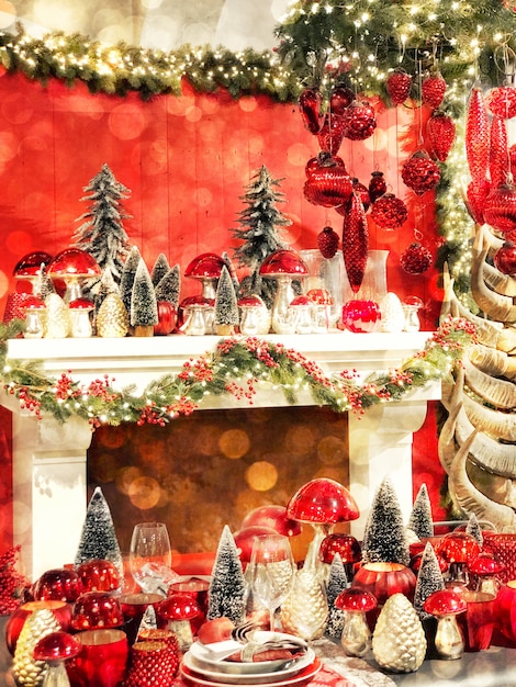 Weihnachtsdekoration goldene Lichter rote Ornamente. Getöntes Bild im Vintage-Stil