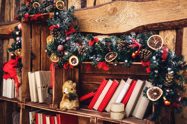 Weihnachtsdekoration im rustikalen Stil auf dem Hintergrund einer Holzwand.