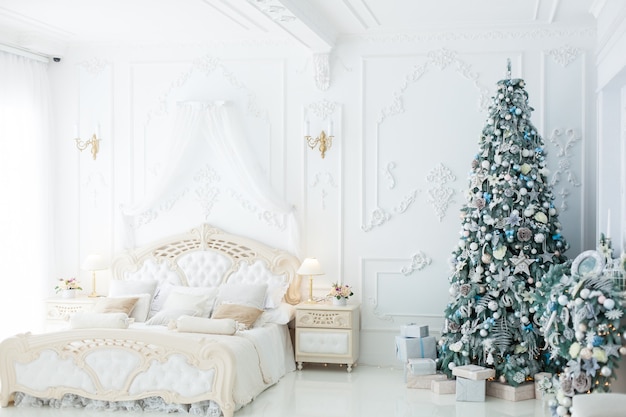 Weihnachtsdekoration in einem schönen hellen Schlafzimmer.