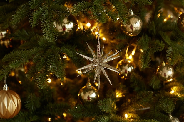 Weihnachtsdekoration in Form von goldenen Sternen und Kugeln.