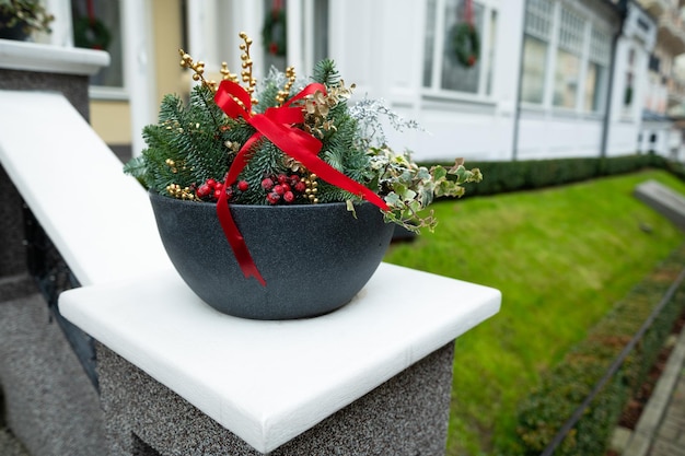 Weihnachtsdekoration mit Blumen