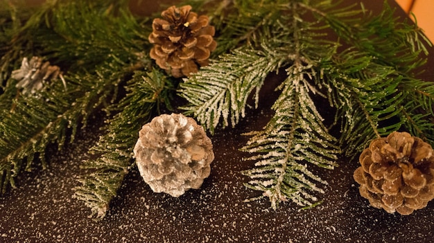 Foto weihnachtsdekoration mit dekorationen, verschneite tannen und tannenzapfen